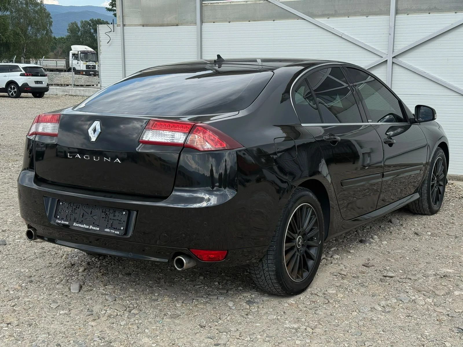 Renault Laguna 2.0 DCI Автомат/Навигация/Keyless/Собствен лизинг, снимка 4 - Автомобили и джипове - 55056348
