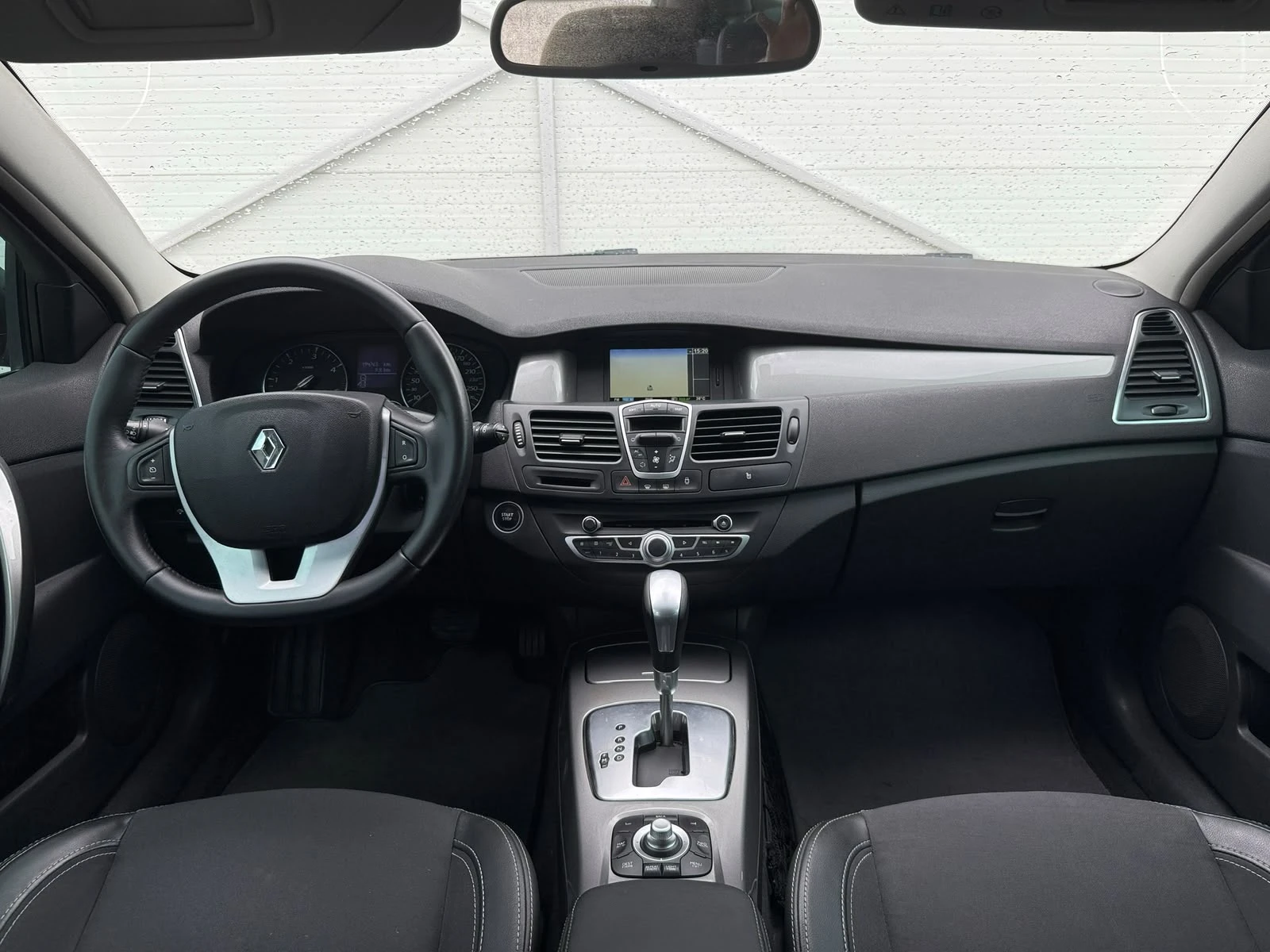 Renault Laguna 2.0 DCI Автомат/Навигация/Keyless/Собствен лизинг, снимка 14 - Автомобили и джипове - 55056348