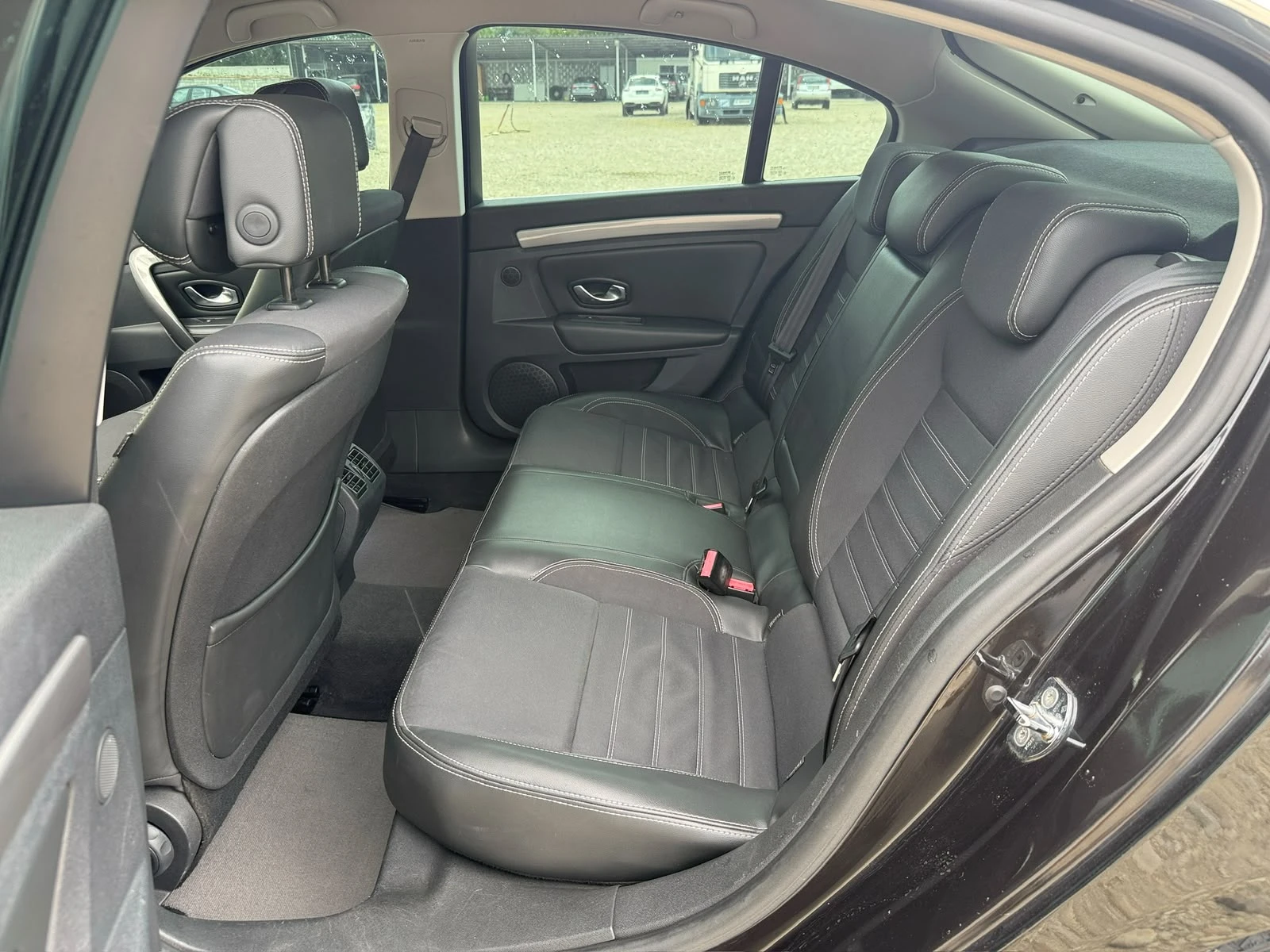 Renault Laguna 2.0 DCI Автомат/Навигация/Keyless/Собствен лизинг, снимка 10 - Автомобили и джипове - 55056348