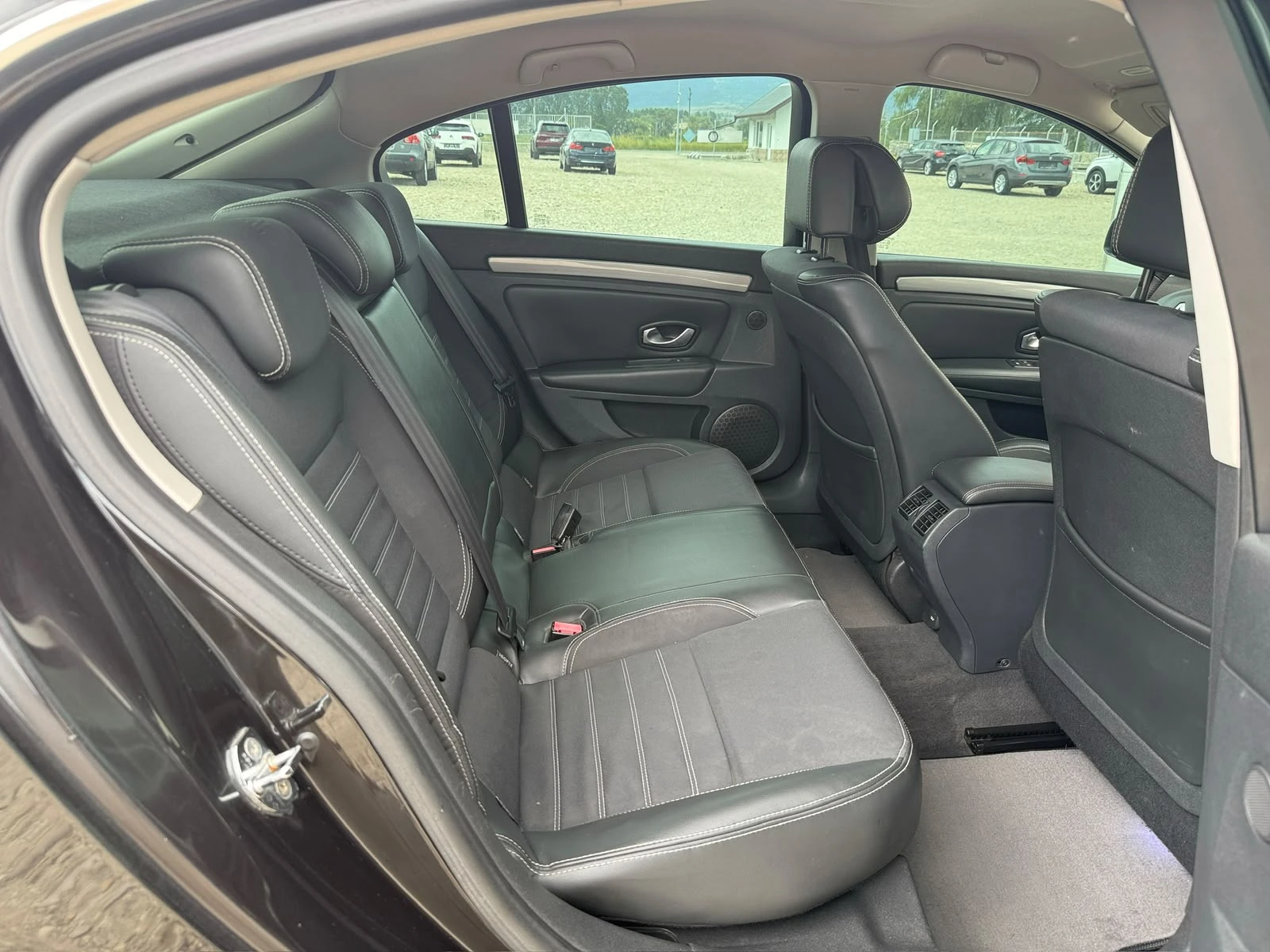 Renault Laguna 2.0 DCI Автомат/Навигация/Keyless/Собствен лизинг, снимка 11 - Автомобили и джипове - 55056348