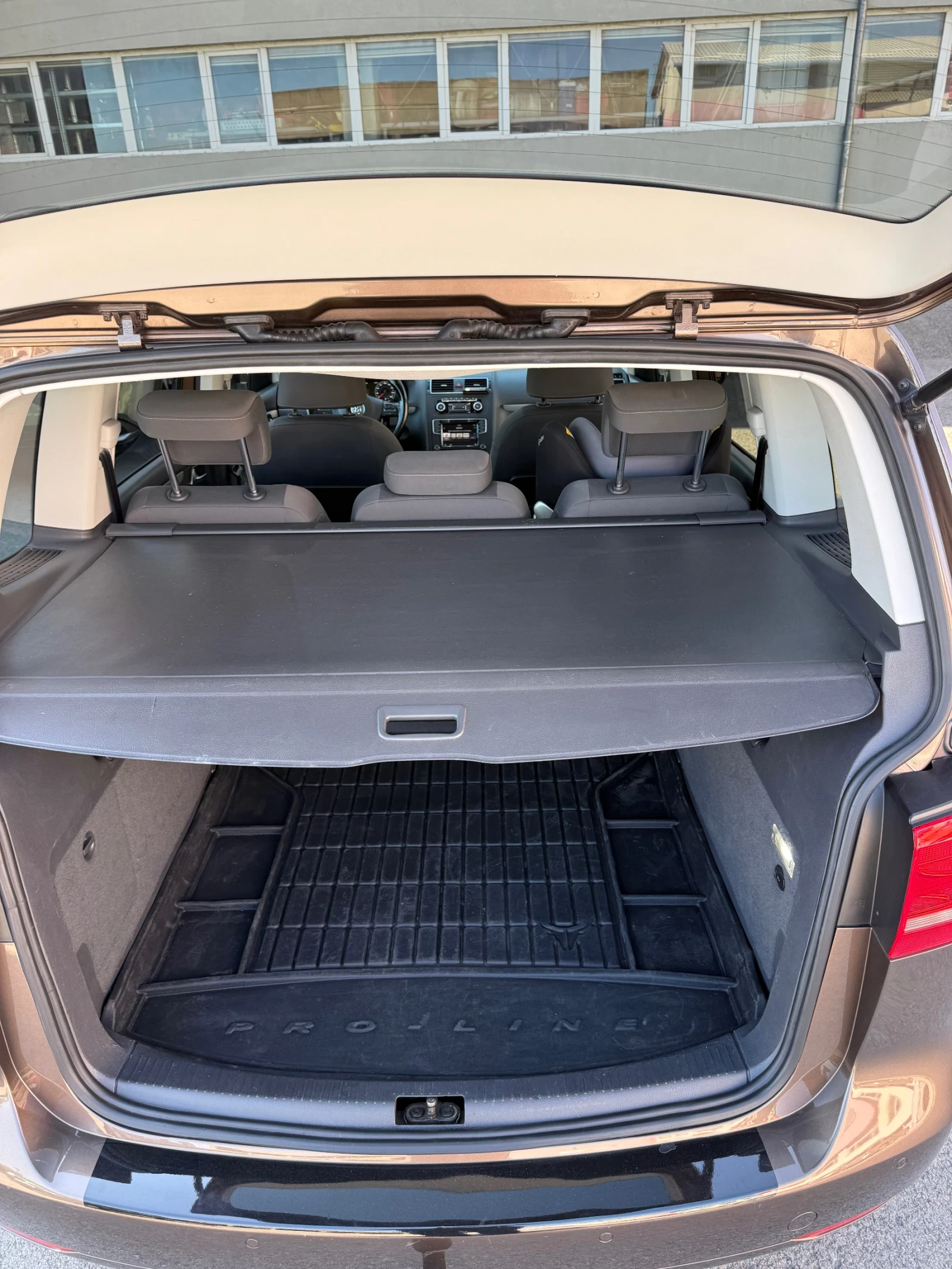 VW Touran 2.0 TDI 6-DSG DIGITAL, снимка 10 - Автомобили и джипове - 56245688