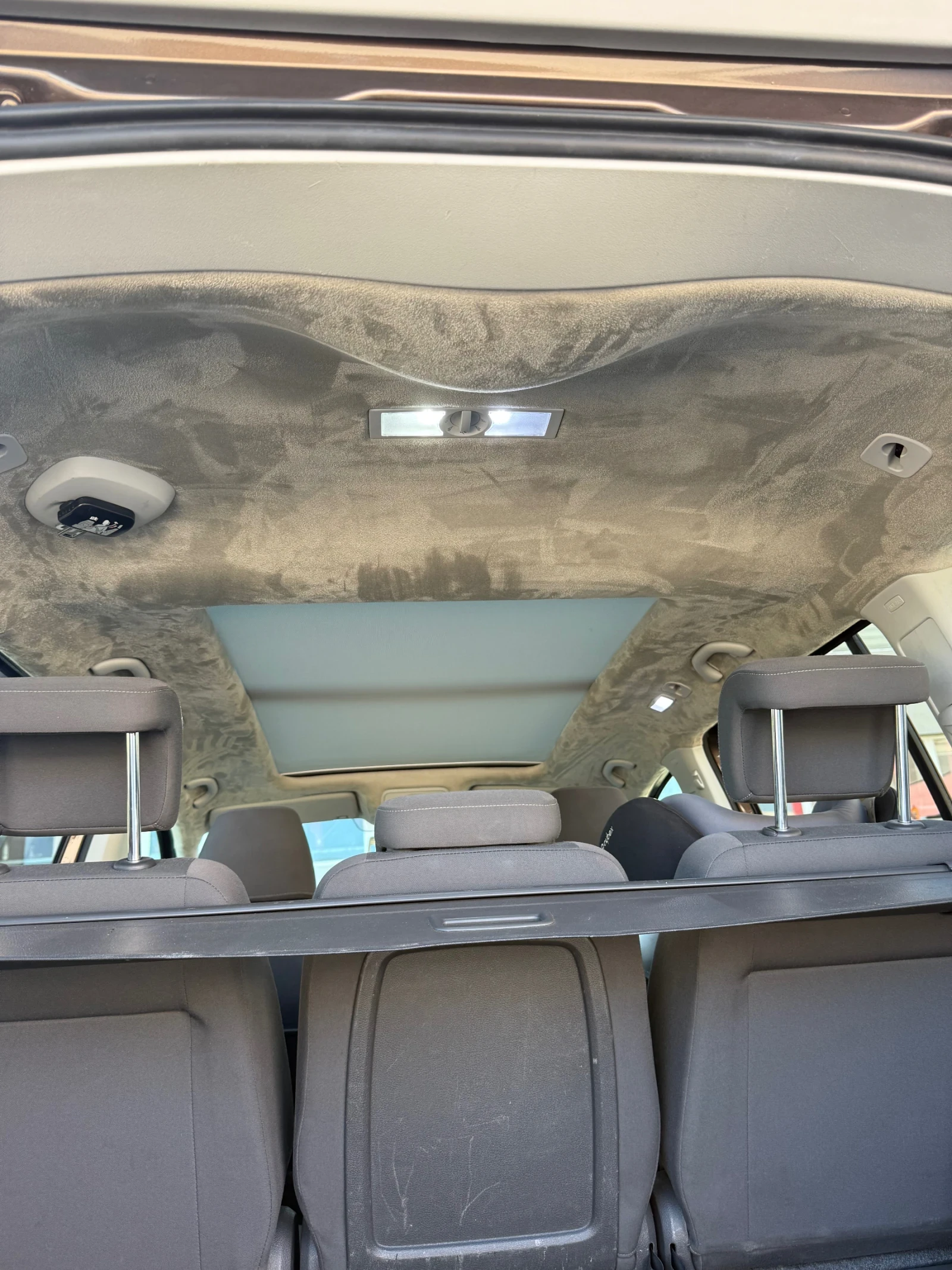 VW Touran 2.0 TDI 6-DSG DIGITAL, снимка 11 - Автомобили и джипове - 56245688