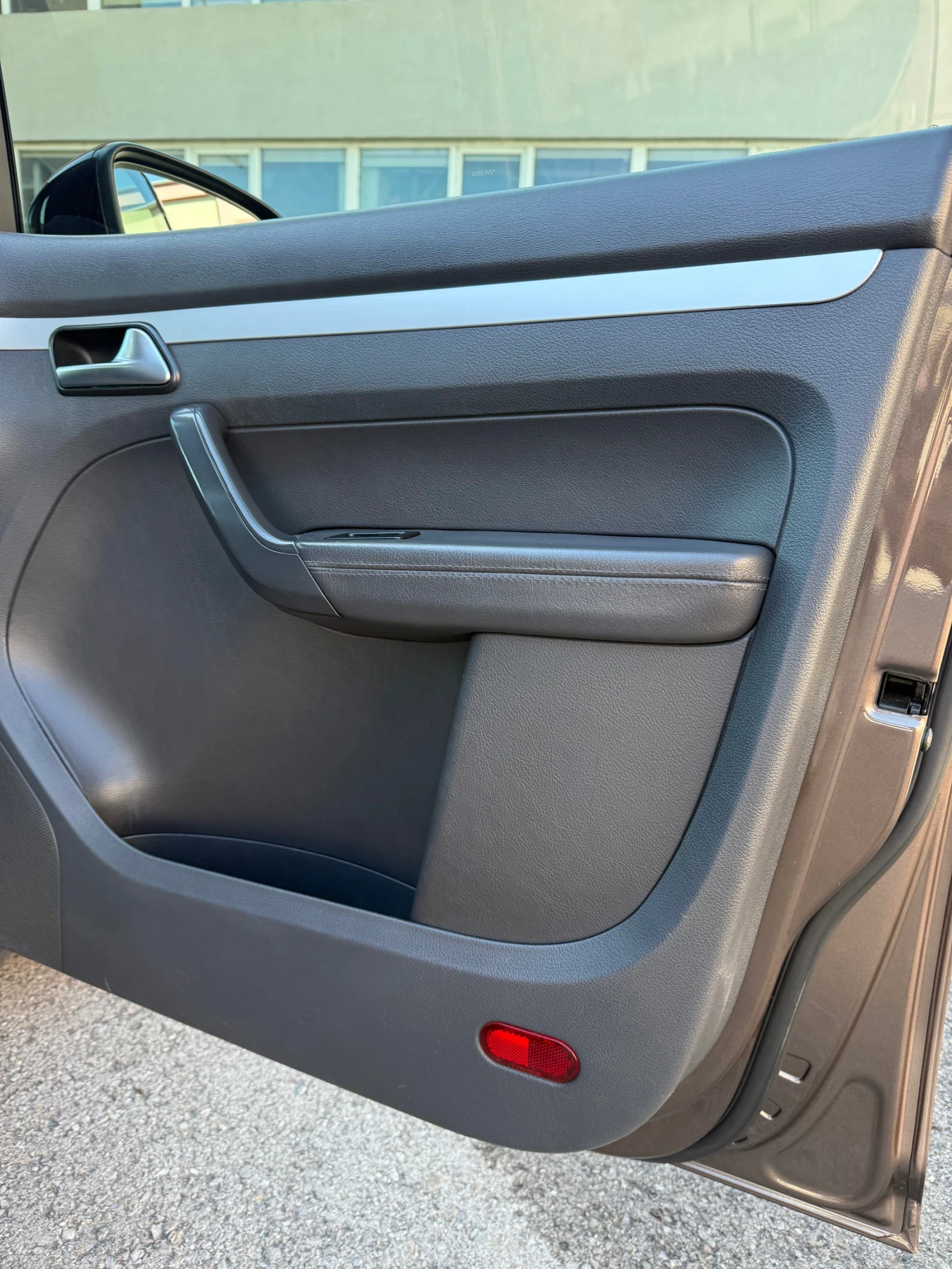 VW Touran 2.0 TDI 6-DSG DIGITAL, снимка 14 - Автомобили и джипове - 56245688