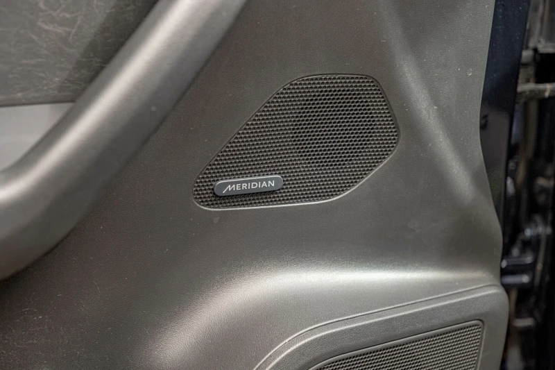 Jaguar F-PACE 3.0d/AWD/R-Sport/Meridian/Камера/Lane Assist, снимка 8 - Автомобили и джипове - 51637413