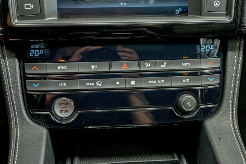 Jaguar F-PACE 3.0d/AWD/R-Sport/Meridian/Камера/Lane Assist, снимка 12 - Автомобили и джипове - 51637413