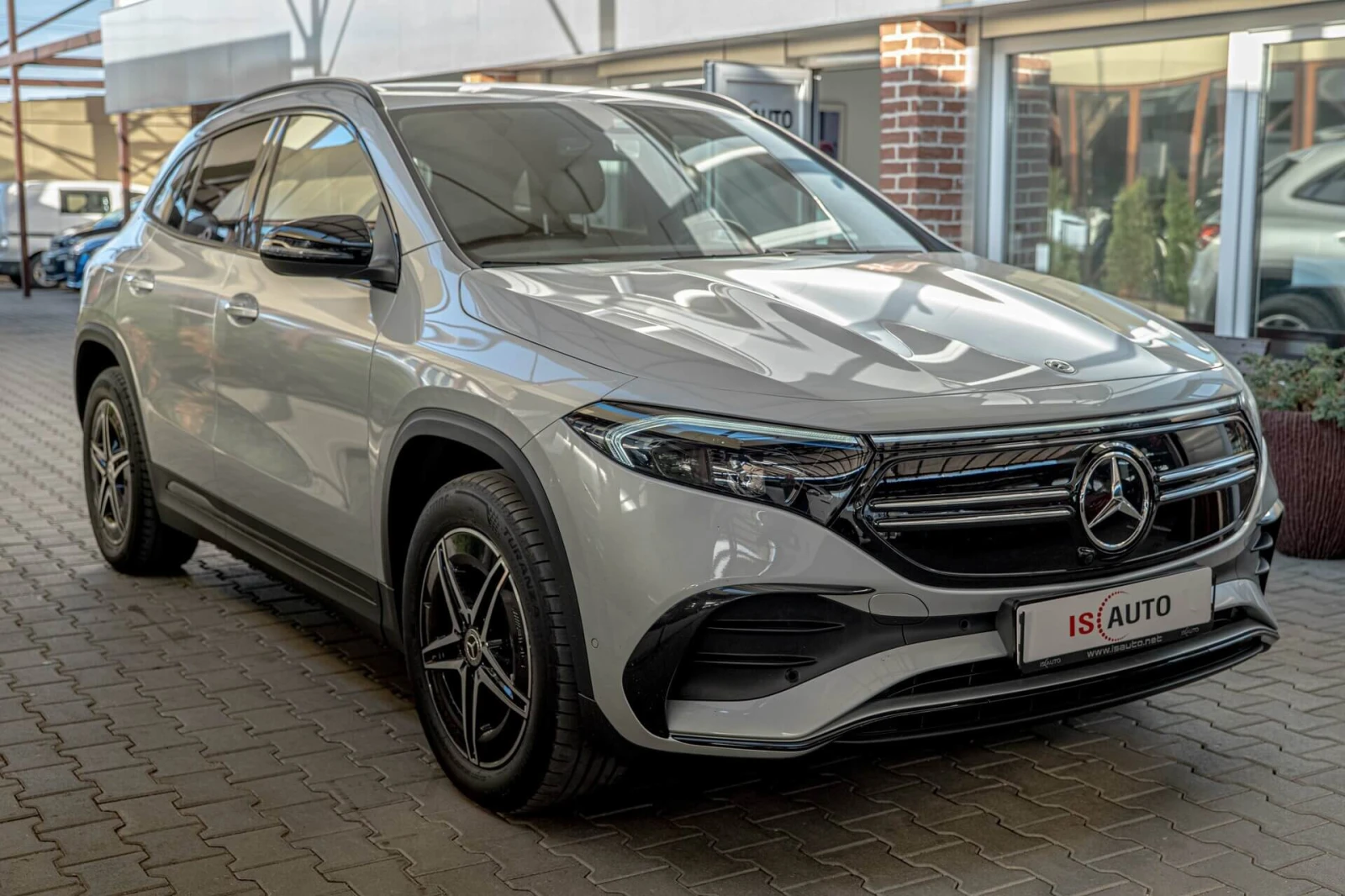 Mercedes-Benz EQA 300/4Matic/Advanced Plus/Ambient/MBUX/Камера, снимка 2 - Автомобили и джипове - 54341548