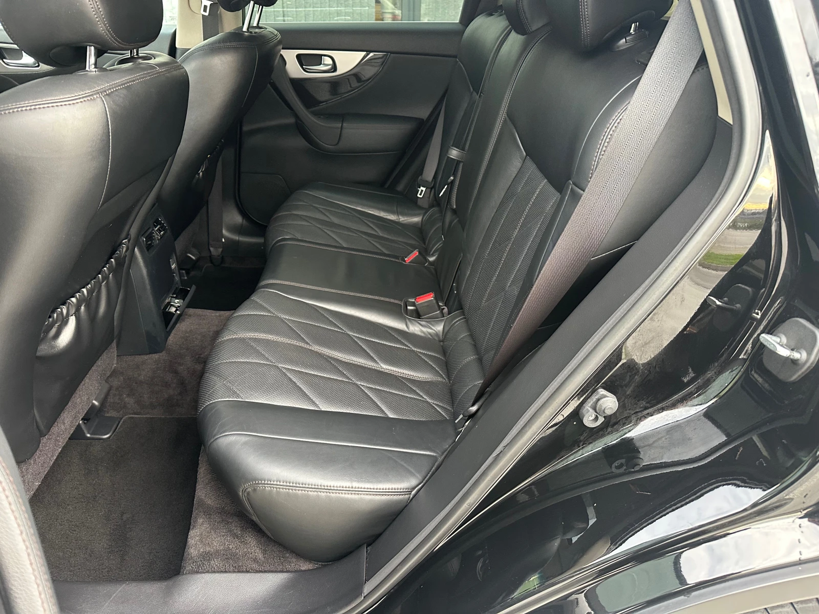 Infiniti QX70 3.0d Първи собственик КАТО НОВ, снимка 9 - Автомобили и джипове - 54422058