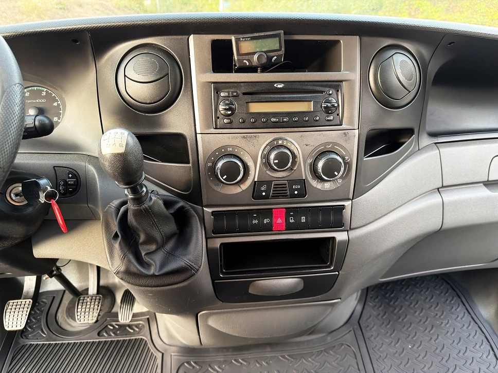 Iveco 35c15 3.0* БОРД* 4.20м* КЛИМА* ДВ.ПАКЕТ РЕСОРИ* 3.5т, снимка 11 - Бусове и автобуси - 55684012