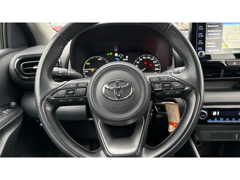 Toyota Yaris 1.5HSD Dynamic, снимка 13 - Автомобили и джипове - 48250211