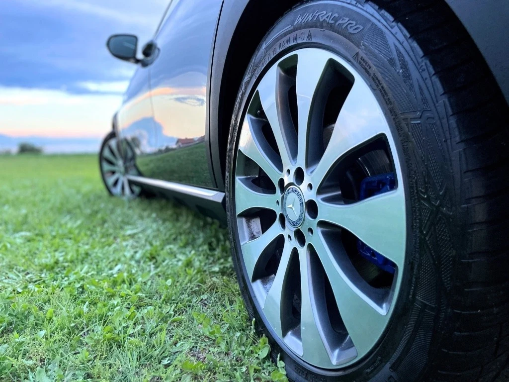 Mercedes-Benz E 220, снимка 4 - Автомобили и джипове - 53788864