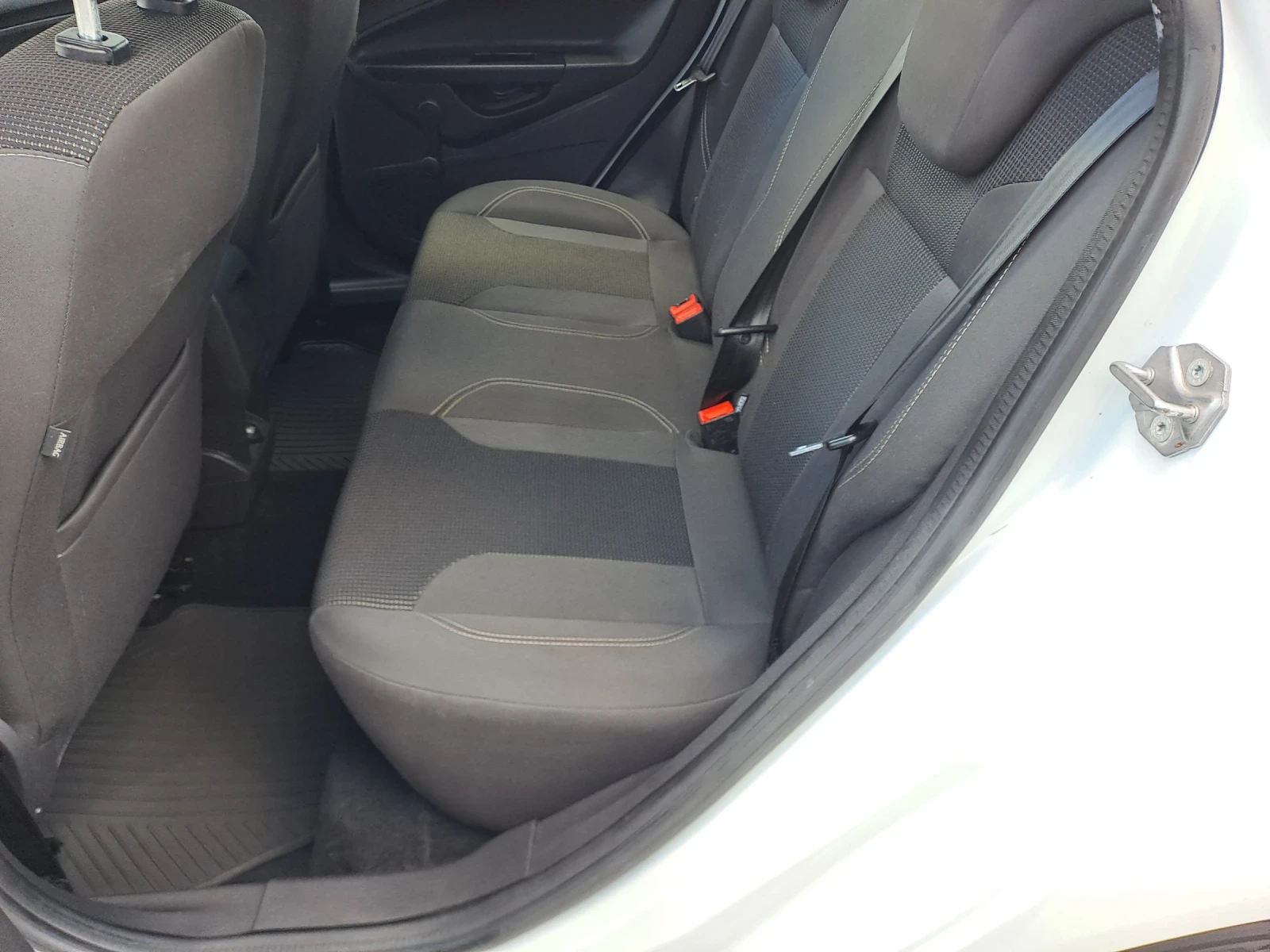 Ford Fiesta 1.0i титаниум, снимка 10 - Автомобили и джипове - 54383955
