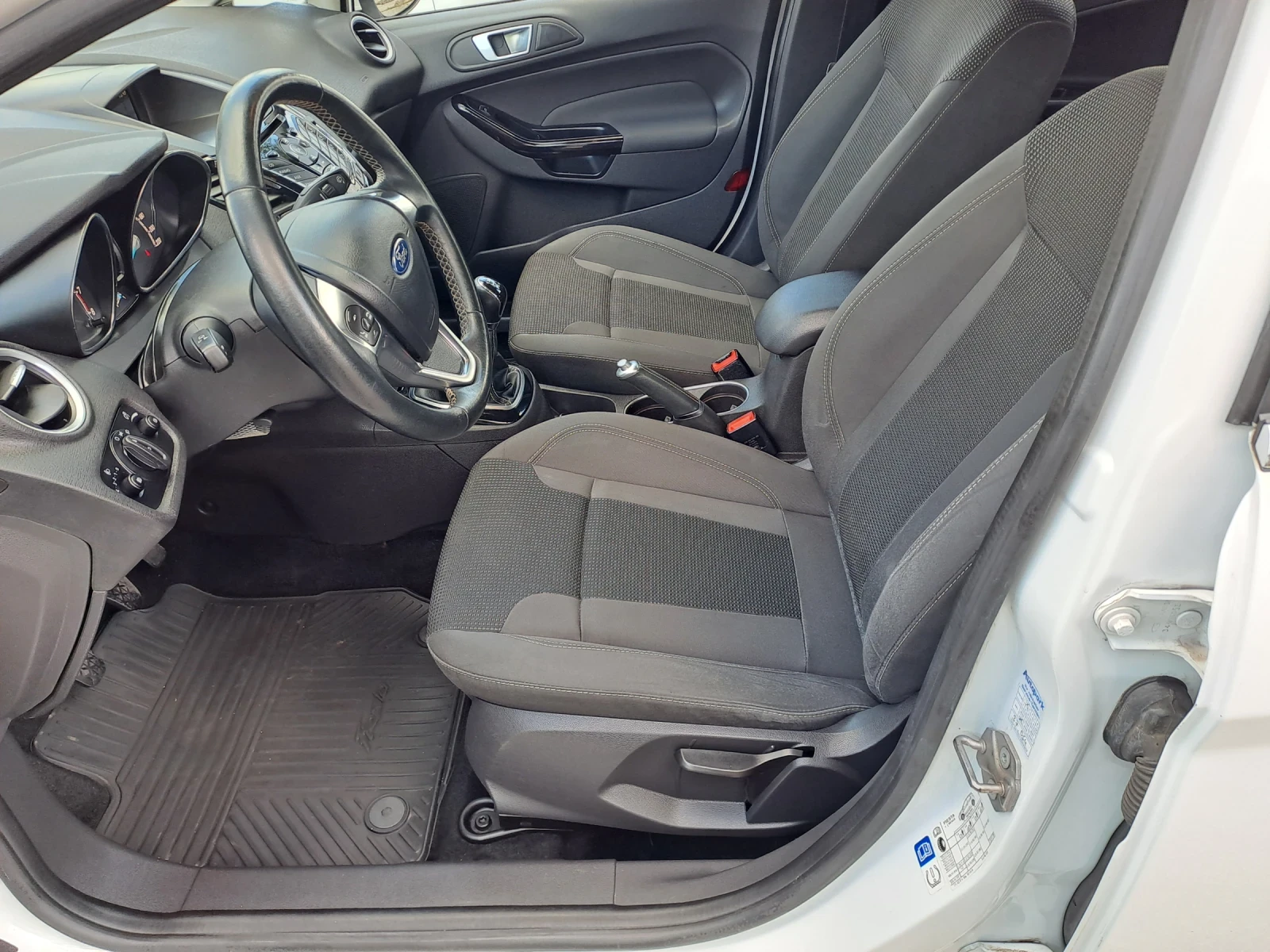 Ford Fiesta 1.0i титаниум, снимка 9 - Автомобили и джипове - 54383955