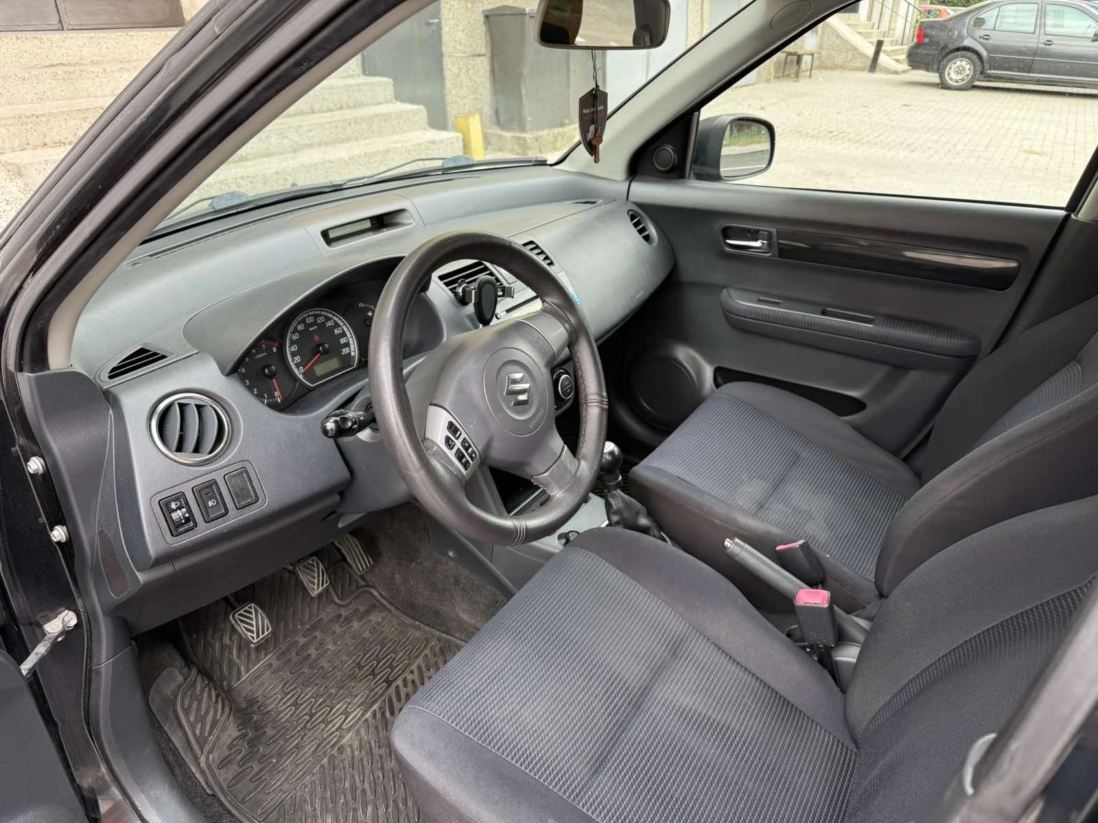 Suzuki Swift 1.3, снимка 8 - Автомобили и джипове - 54780379