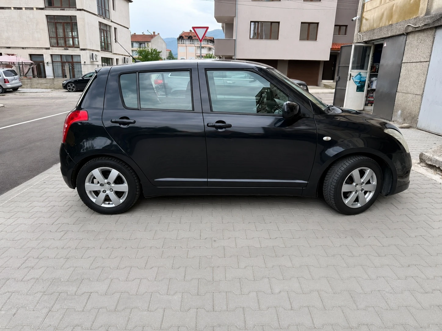 Suzuki Swift 1.3, снимка 3 - Автомобили и джипове - 54780379