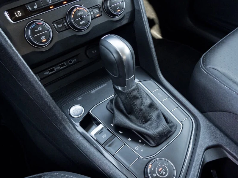 VW Tiguan * Comfortline* 4Motion* АвтоКреди* (ЦЕНА ДО БГ), снимка 16 - Автомобили и джипове - 52656602