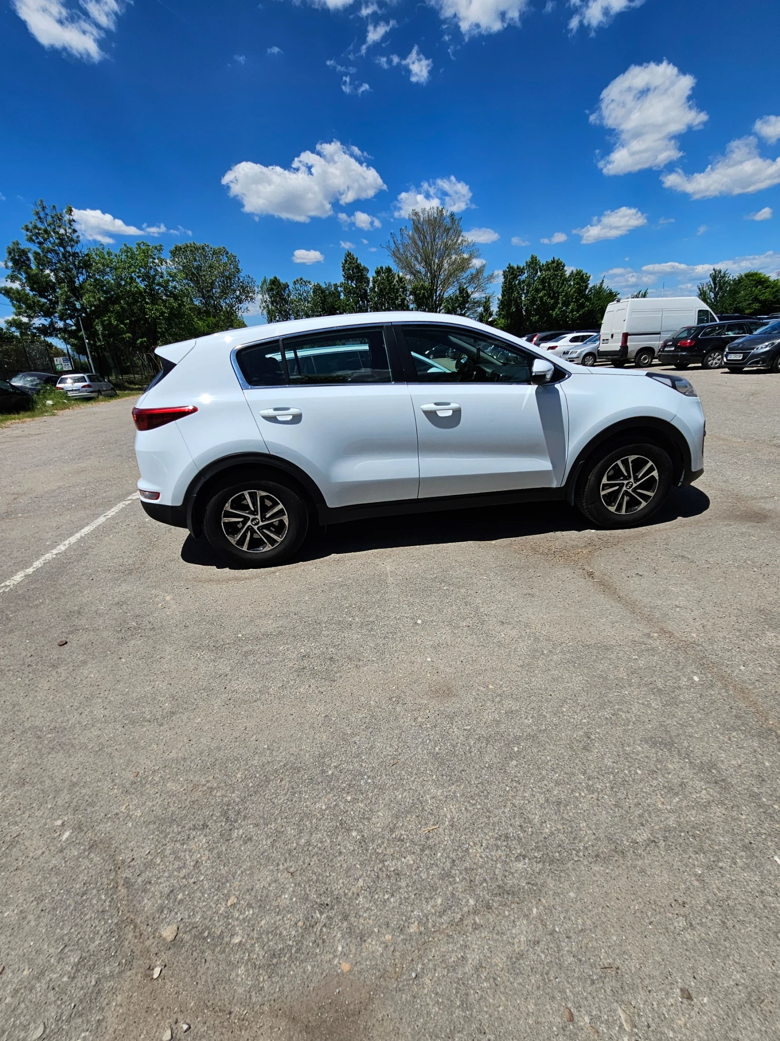 Kia Sportage 1.6, снимка 3 - Автомобили и джипове - 54713813