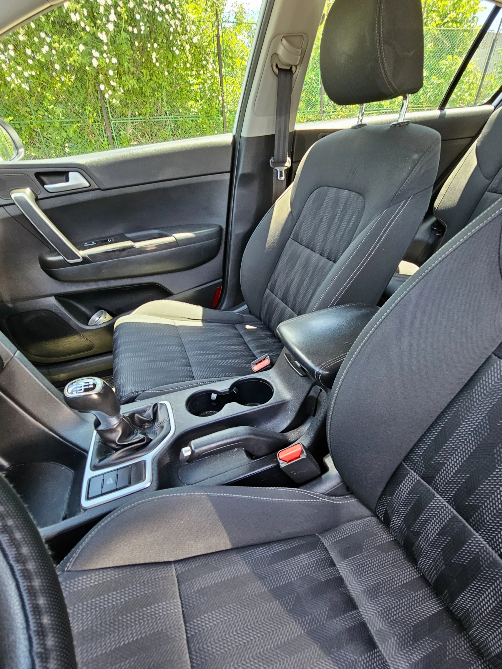 Kia Sportage 1.6, снимка 8 - Автомобили и джипове - 54713813