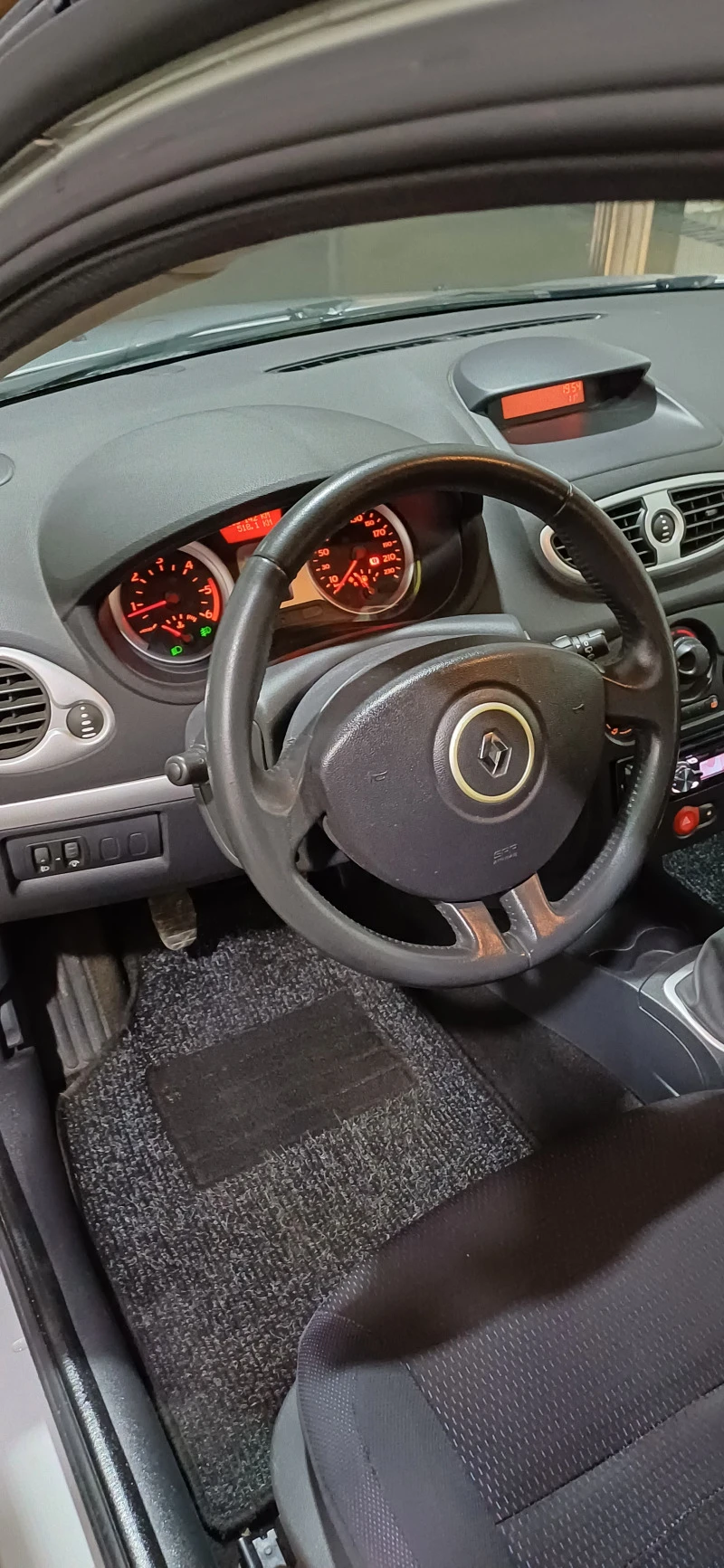 Renault Clio 3, снимка 10 - Автомобили и джипове - 43741591