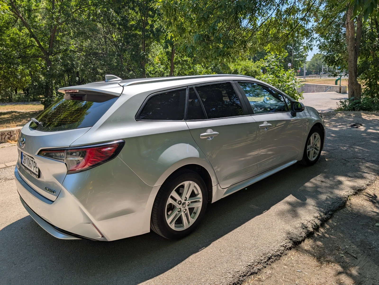 Toyota Corolla 1.8 Style с нови зимни гуми с джанти  - изображение 5
