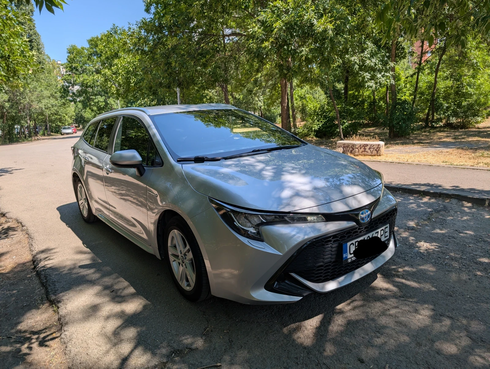 Toyota Corolla 1.8 Style с нови зимни гуми с джанти  - изображение 3