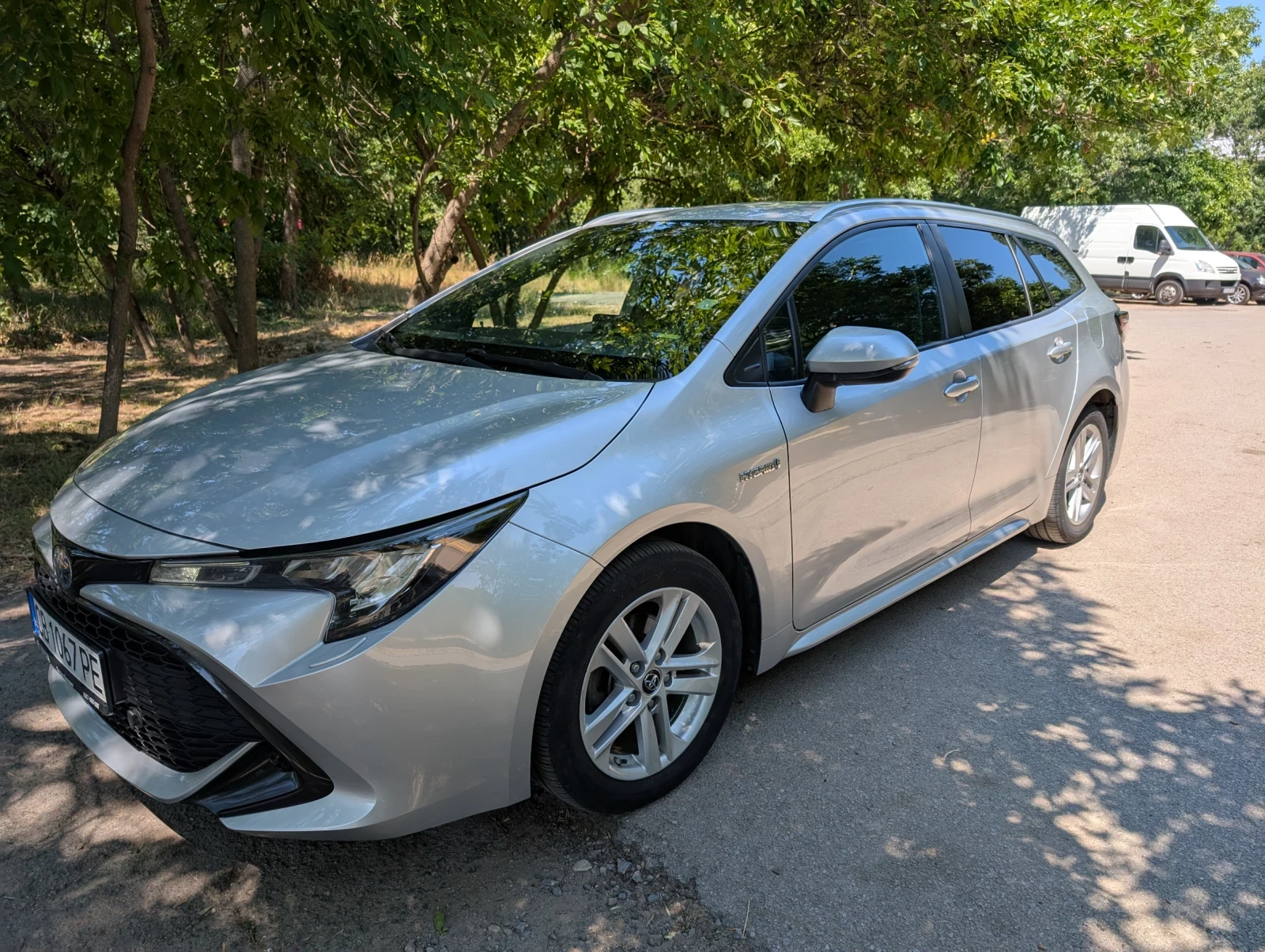 Toyota Corolla 1.8 Style с нови зимни гуми с джанти  - изображение 2