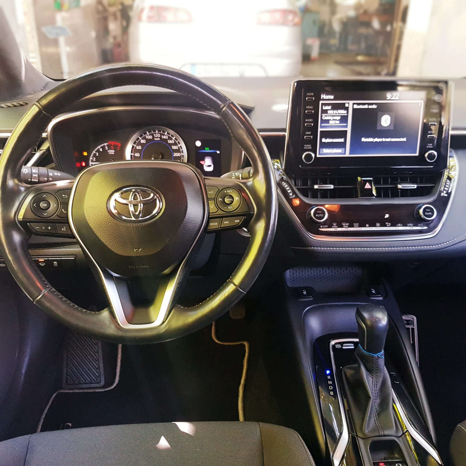 Toyota Corolla 1.8 Style с нови зимни гуми с джанти  - изображение 10