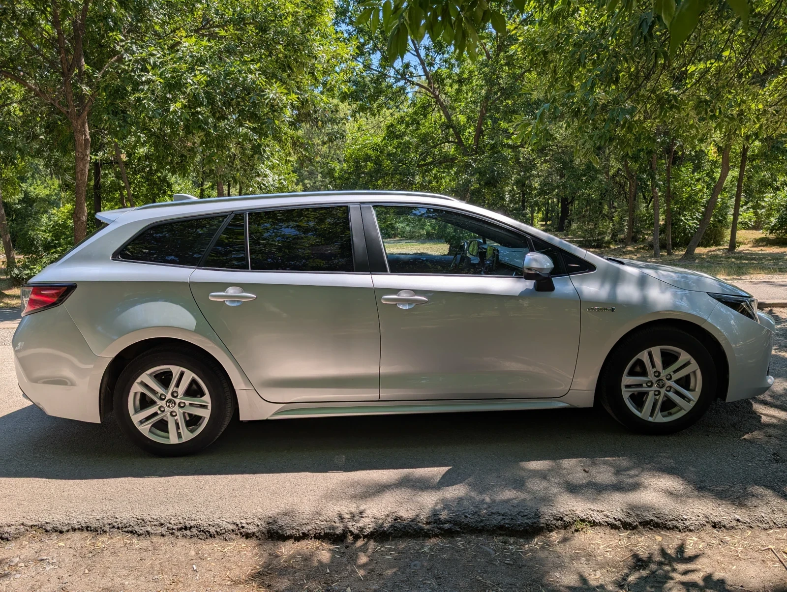 Toyota Corolla 1.8 Style с нови зимни гуми с джанти  - изображение 6