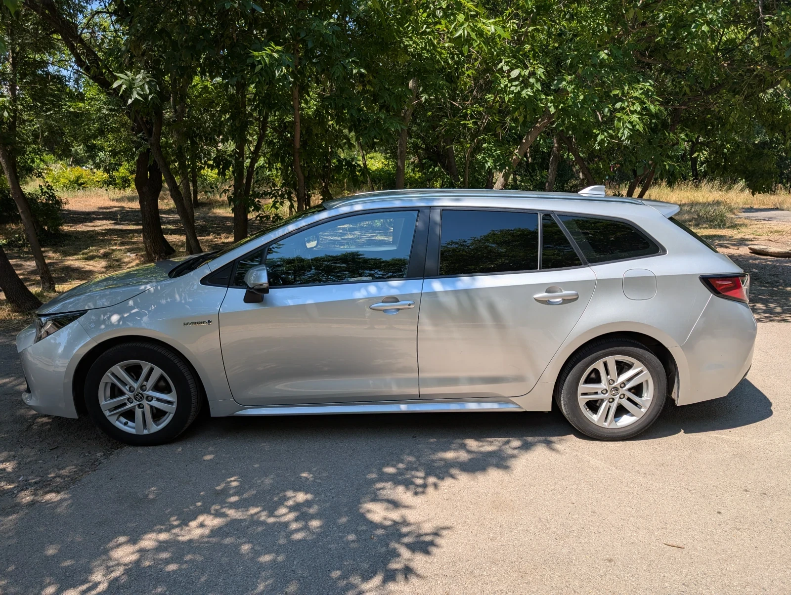 Toyota Corolla 1.8 Style с нови зимни гуми с джанти  - изображение 4