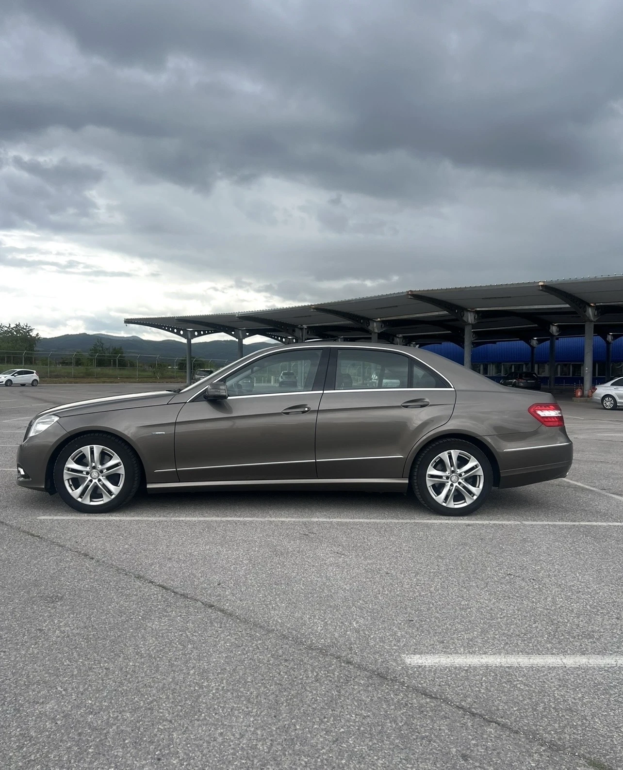 Mercedes-Benz E 350 CGI | AVANTGARDE | PANORAMA | AMG NIGHT AMBIENT | , снимка 3 - Автомобили и джипове - 54489834