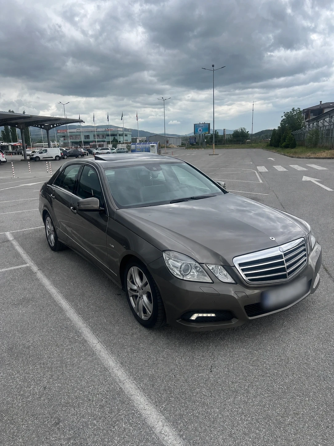 Mercedes-Benz E 350 CGI | AVANTGARDE | PANORAMA | AMG NIGHT AMBIENT | , снимка 2 - Автомобили и джипове - 54489834