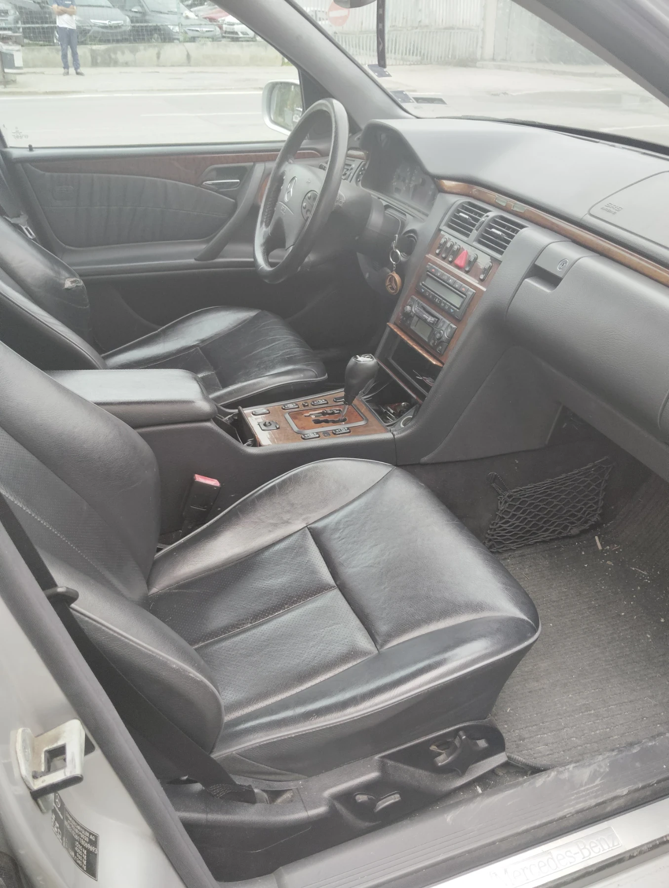 Mercedes-Benz E 240, снимка 4 - Автомобили и джипове - 54948557