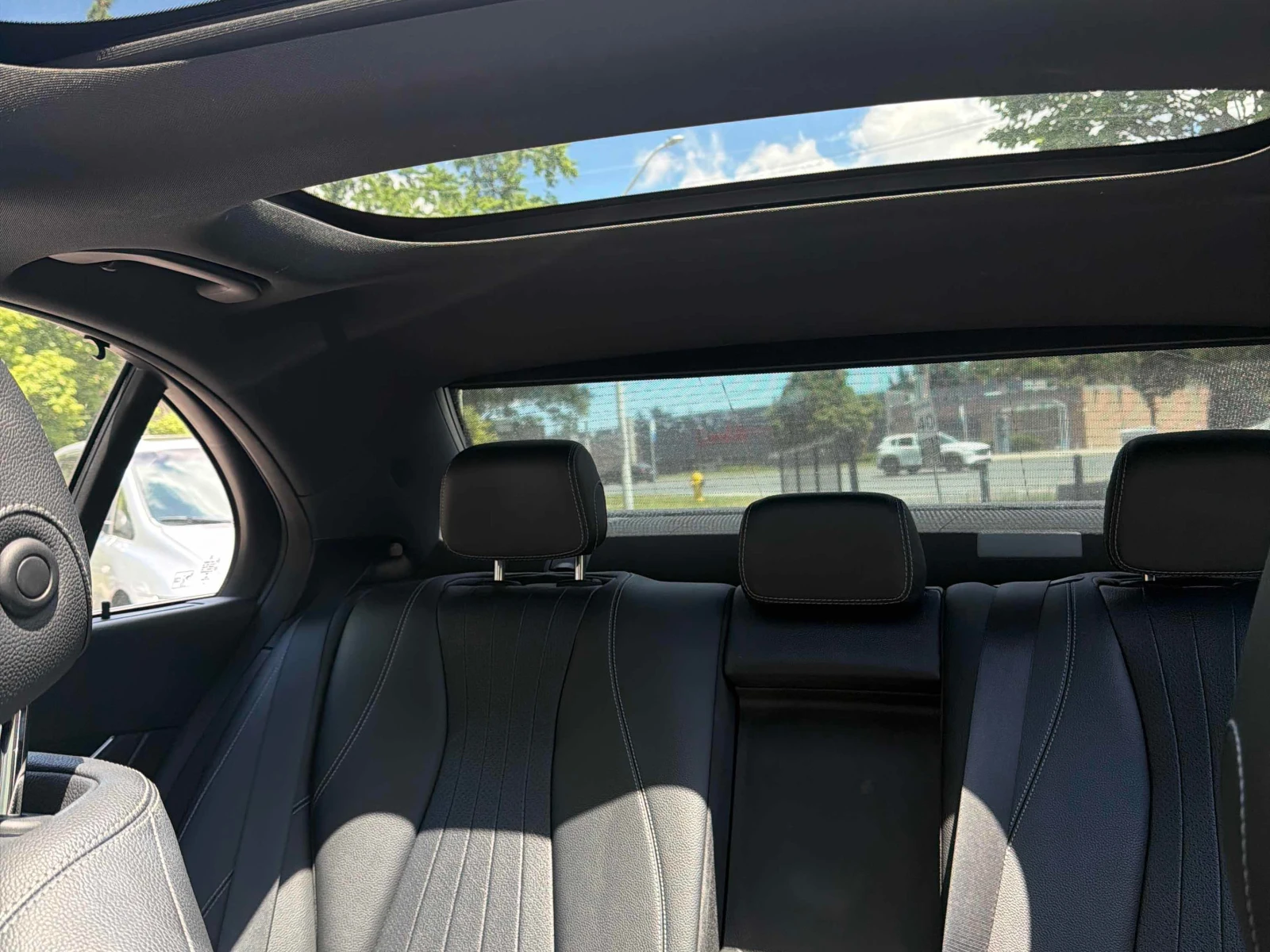 Mercedes-Benz E 300 4MATIC* AMG PACK* BURMESTER* HUD* 360, снимка 8 - Автомобили и джипове - 55046175