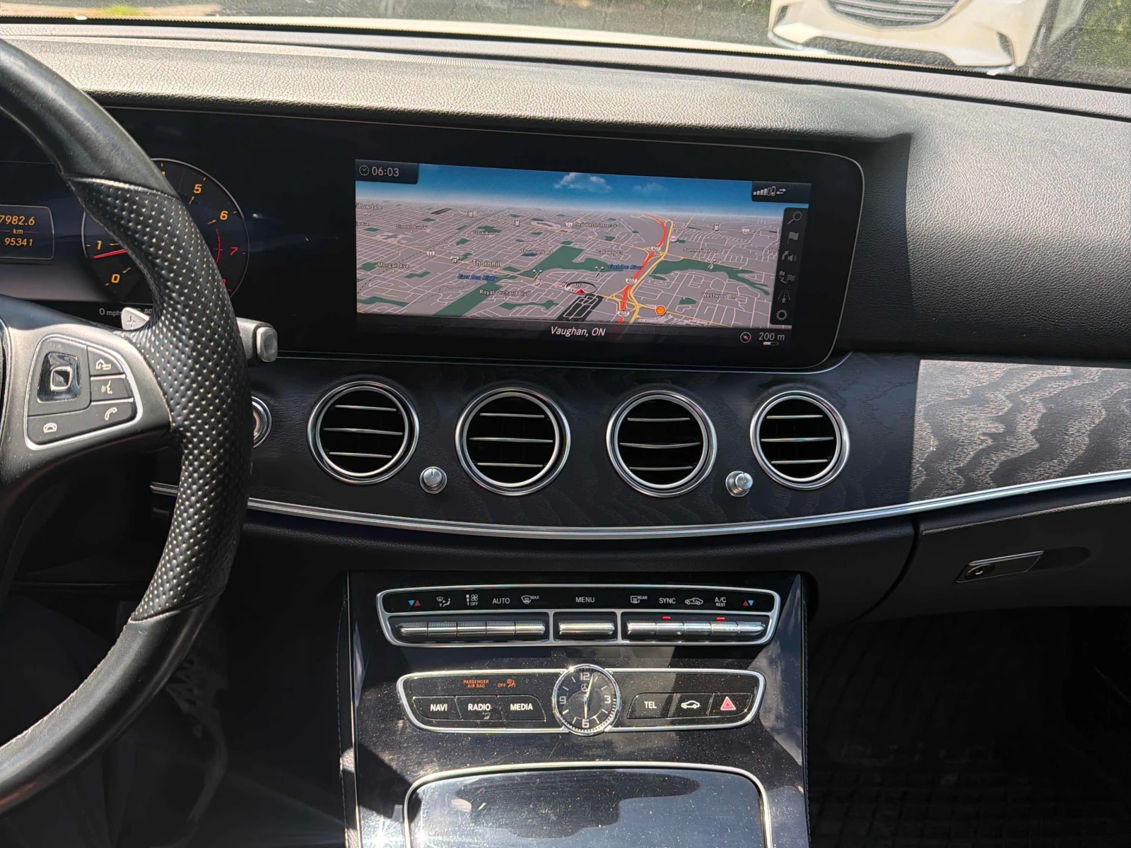 Mercedes-Benz E 300 4MATIC* AMG PACK* BURMESTER* HUD* 360, снимка 9 - Автомобили и джипове - 55046175