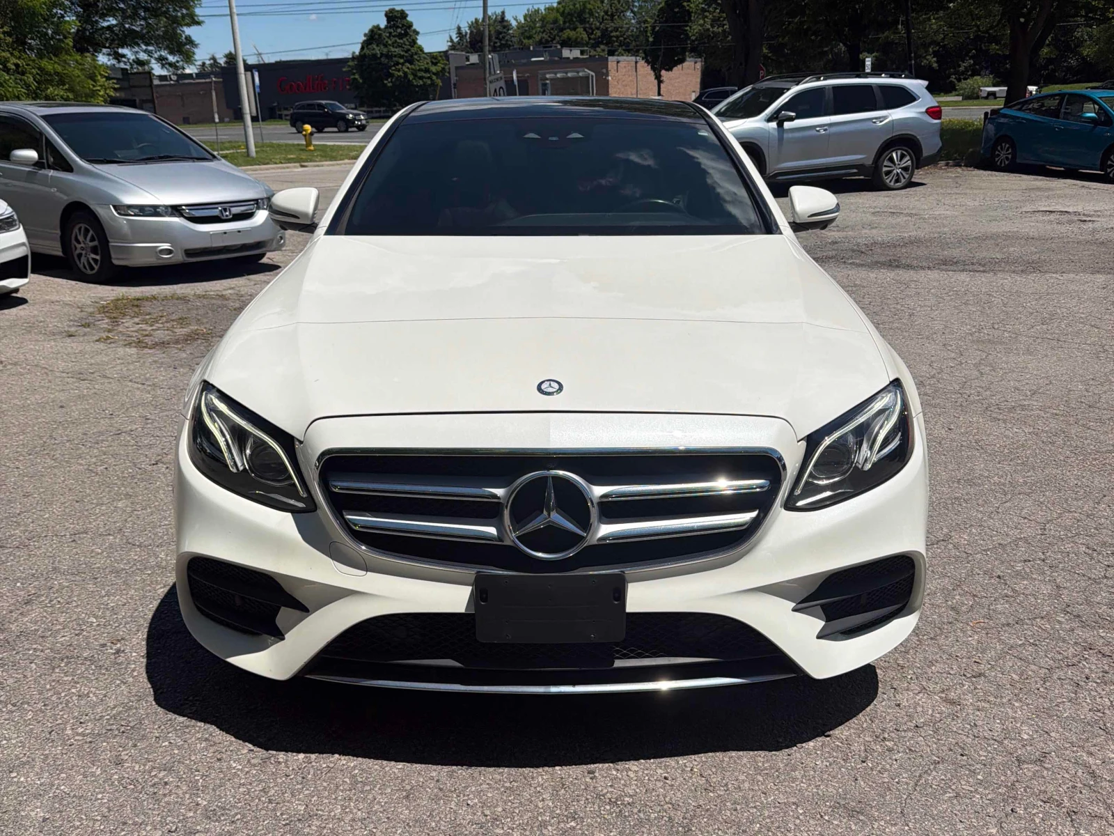 Mercedes-Benz E 300 4MATIC* AMG PACK* BURMESTER* HUD* 360, снимка 2 - Автомобили и джипове - 55046175