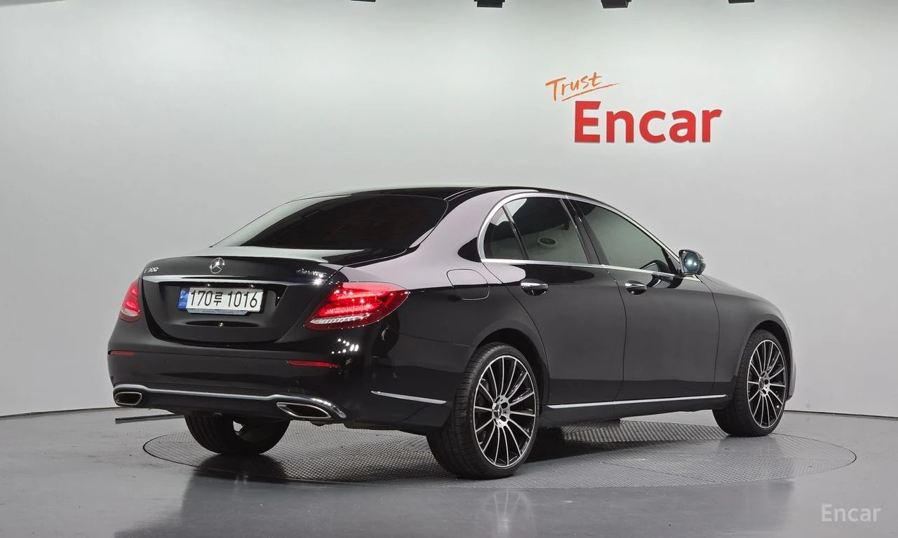 Mercedes-Benz E 300 AMG* LINE* 4MATIC* BURMESTER* ДИГИТАЛНО* ТАБЛО* ДИ, снимка 2 - Автомобили и джипове - 56193351