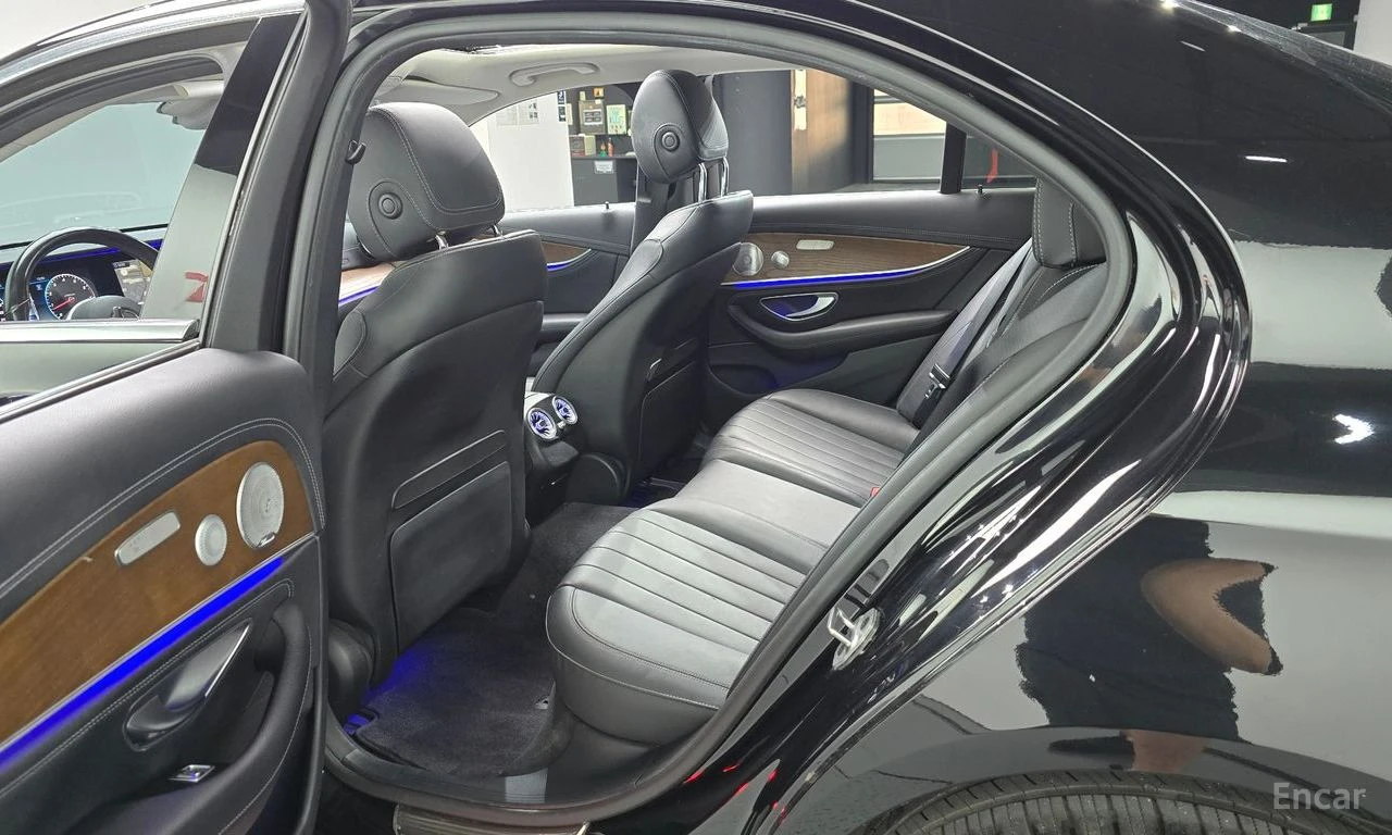 Mercedes-Benz E 300 AMG* LINE* 4MATIC* BURMESTER* ДИГИТАЛНО* ТАБЛО* ДИ, снимка 15 - Автомобили и джипове - 56193351