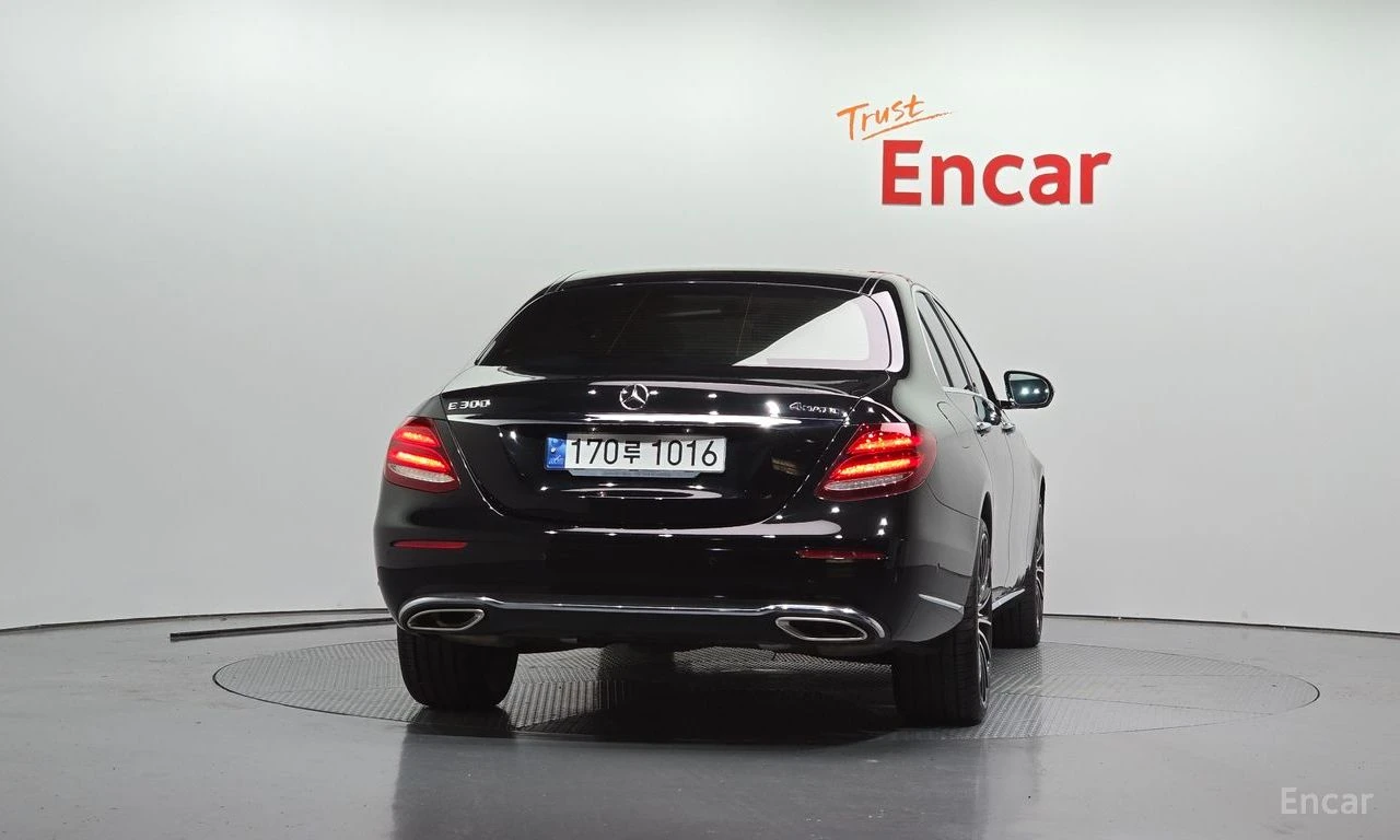Mercedes-Benz E 300 AMG* LINE* 4MATIC* BURMESTER* ДИГИТАЛНО* ТАБЛО* ДИ, снимка 4 - Автомобили и джипове - 56193351
