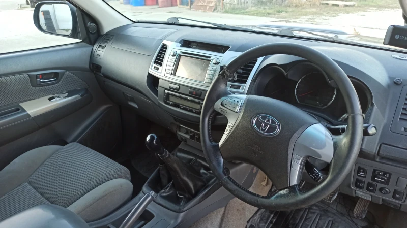 Toyota Hilux 3.0D INVINCIBLE , снимка 8 - Автомобили и джипове - 48017819