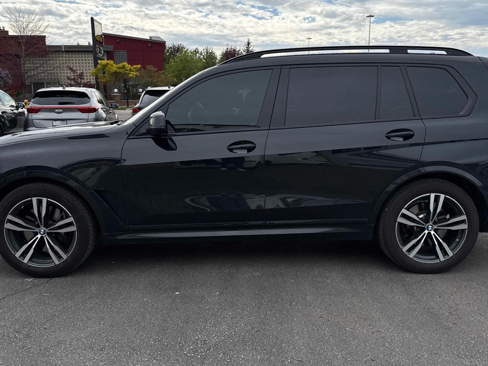 BMW X7 xDrive40i * ДИСТРОНИК * HARMAN KARDON * CARFAX, снимка 2 - Автомобили и джипове - 54573752