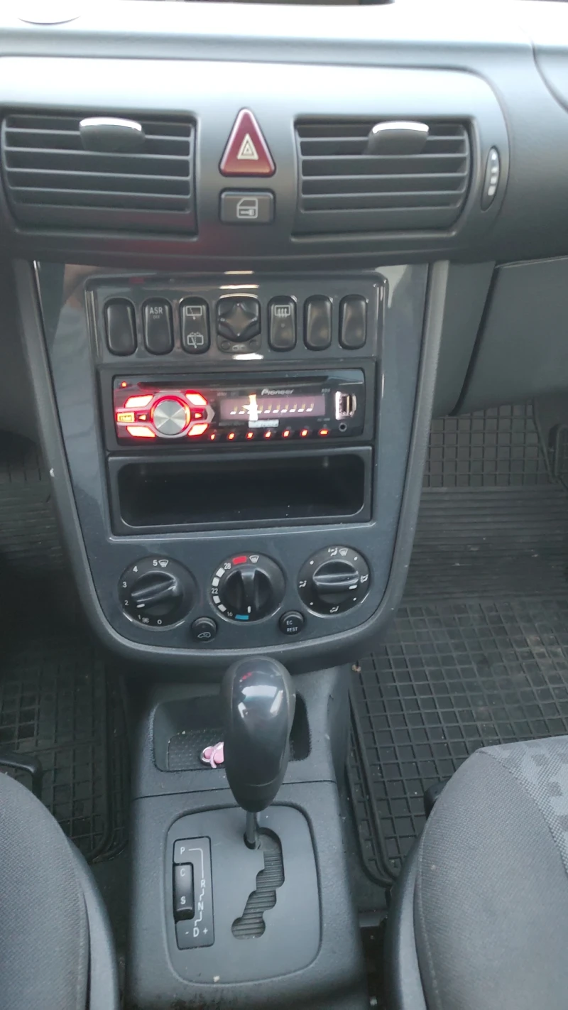 Mercedes-Benz Vaneo 1.6, снимка 10 - Автомобили и джипове - 47135722