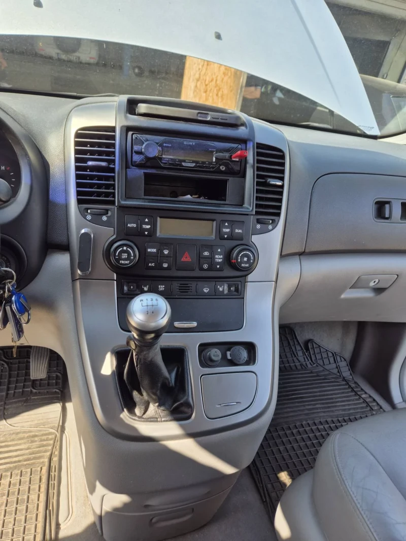 Kia Carnival, снимка 12 - Автомобили и джипове - 52436606