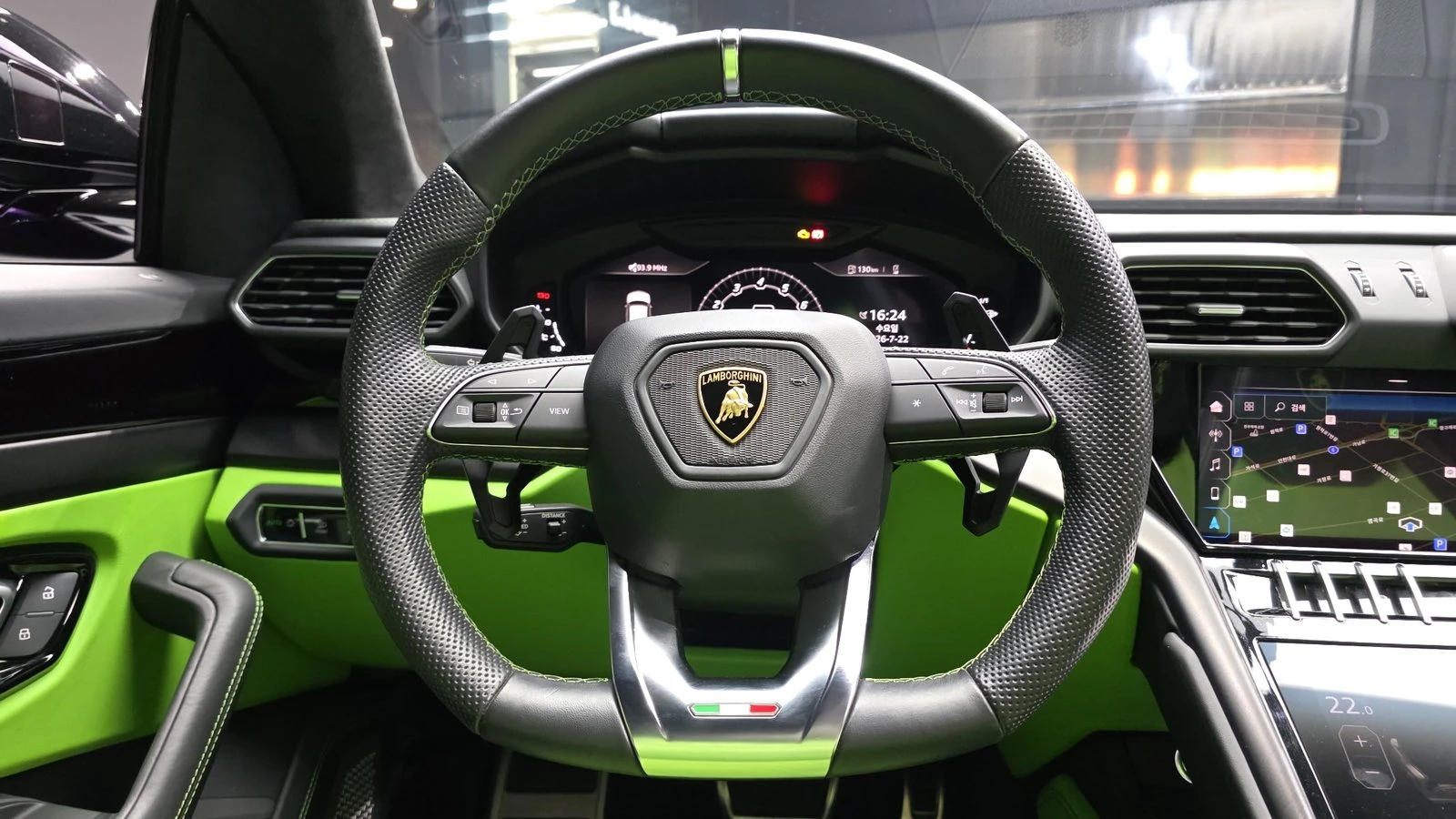 Lamborghini Urus BLIND SPOT* HUD* ЕЛ. БАГАЖНИК* МАСАЖ* КРАЙНА ЦЕНА, снимка 13 - Автомобили и джипове - 55367161