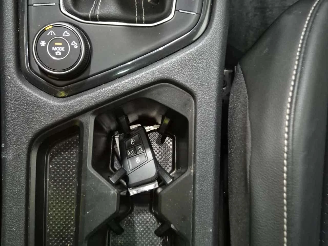 VW Tiguan  COMFORTLINE R LINE BLACK EDITION , снимка 10 - Автомобили и джипове - 55627691