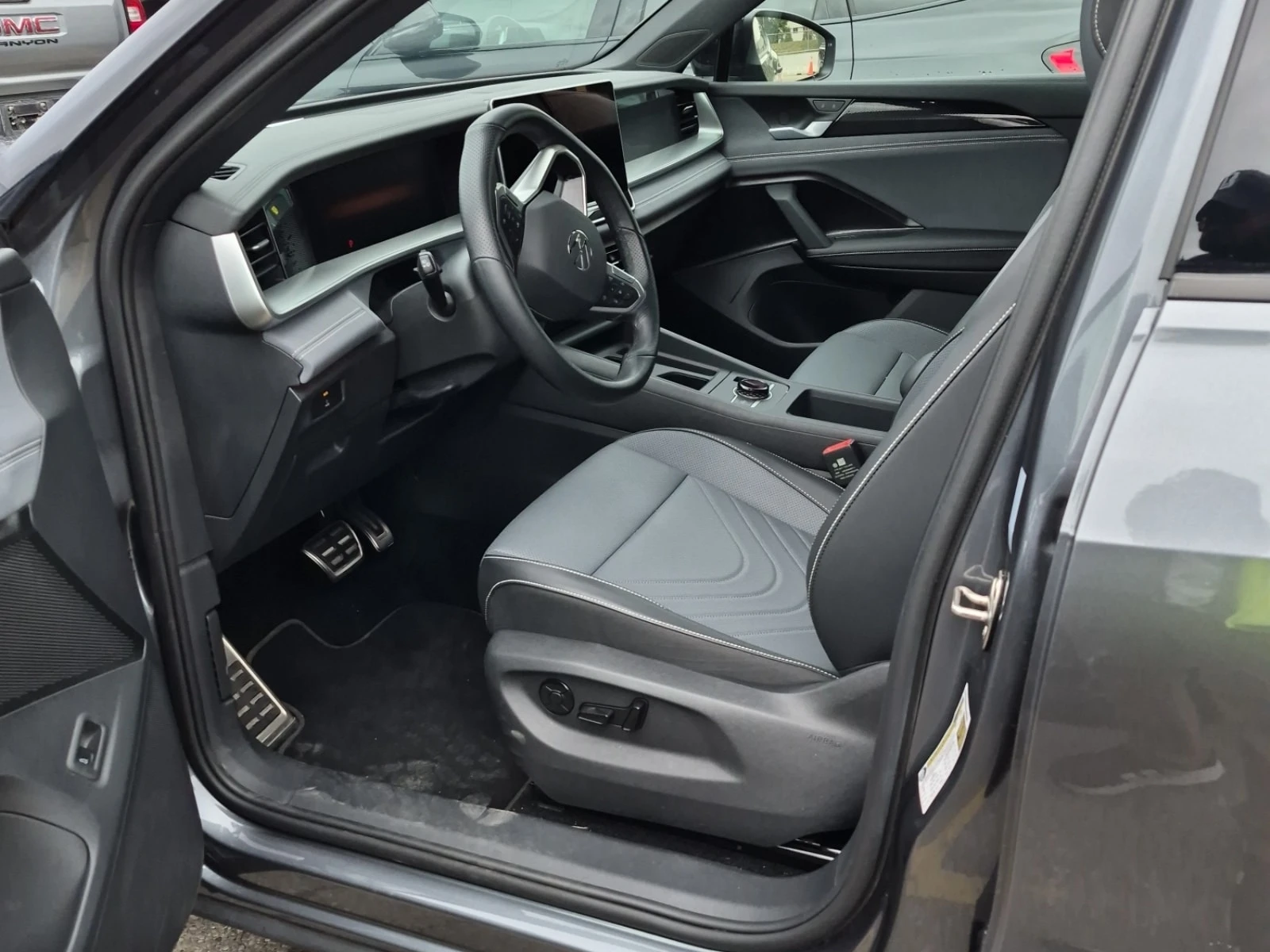 VW Tiguan Comfortline R Line Black Edition * CARFAX * , снимка 2 - Автомобили и джипове - 56081655