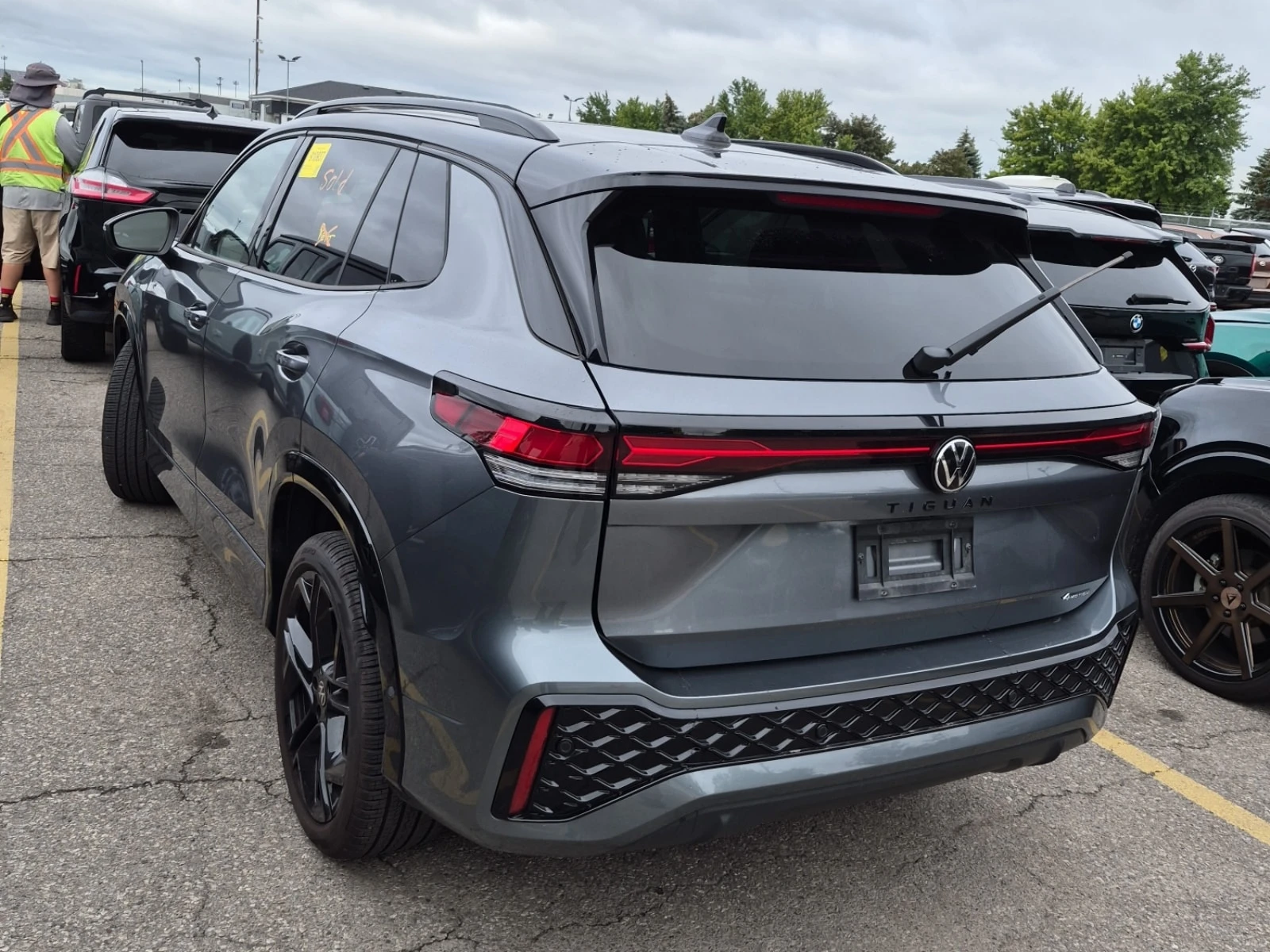 VW Tiguan Comfortline R Line Black Edition * CARFAX * , снимка 4 - Автомобили и джипове - 56081655