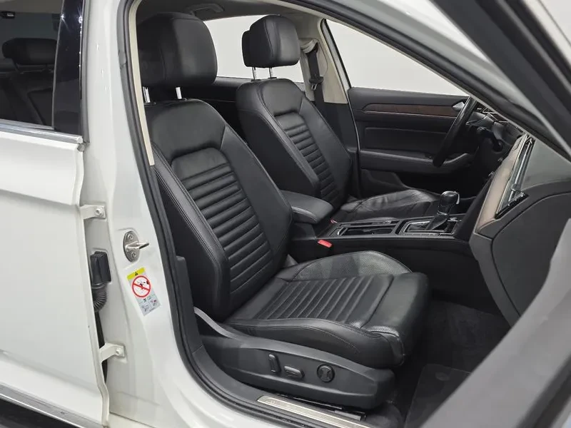 VW Passat 2.0 TDI, снимка 10 - Автомобили и джипове - 54299784