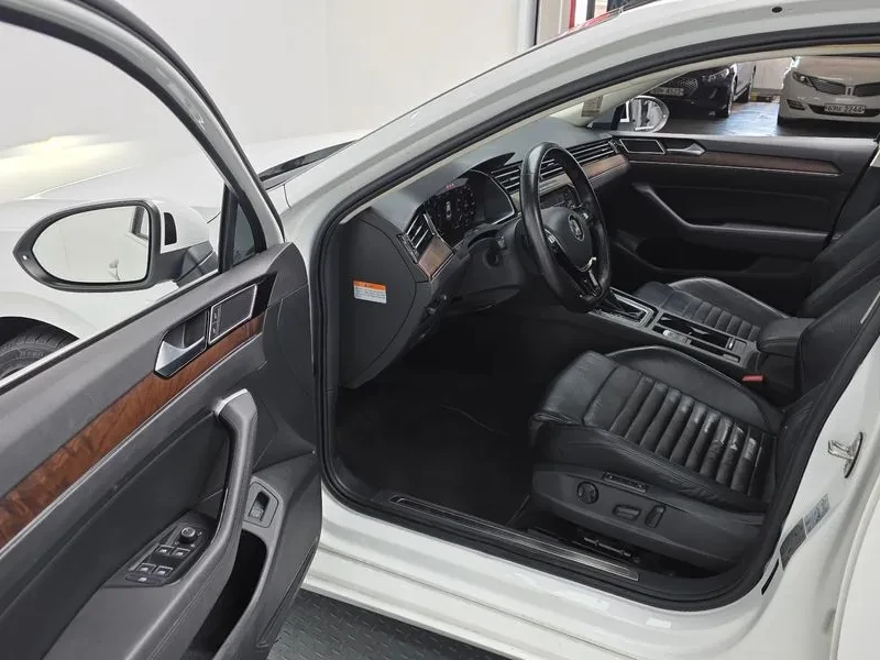 VW Passat 2.0 TDI, снимка 11 - Автомобили и джипове - 54299784