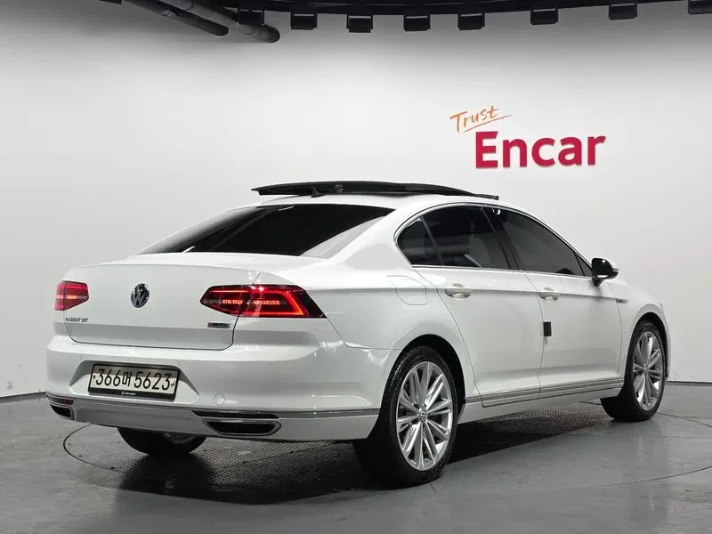 VW Passat 2.0 TDI, снимка 2 - Автомобили и джипове - 54299784