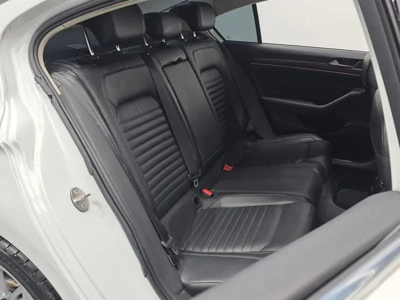 VW Passat 2.0 TDI, снимка 12 - Автомобили и джипове - 54299784