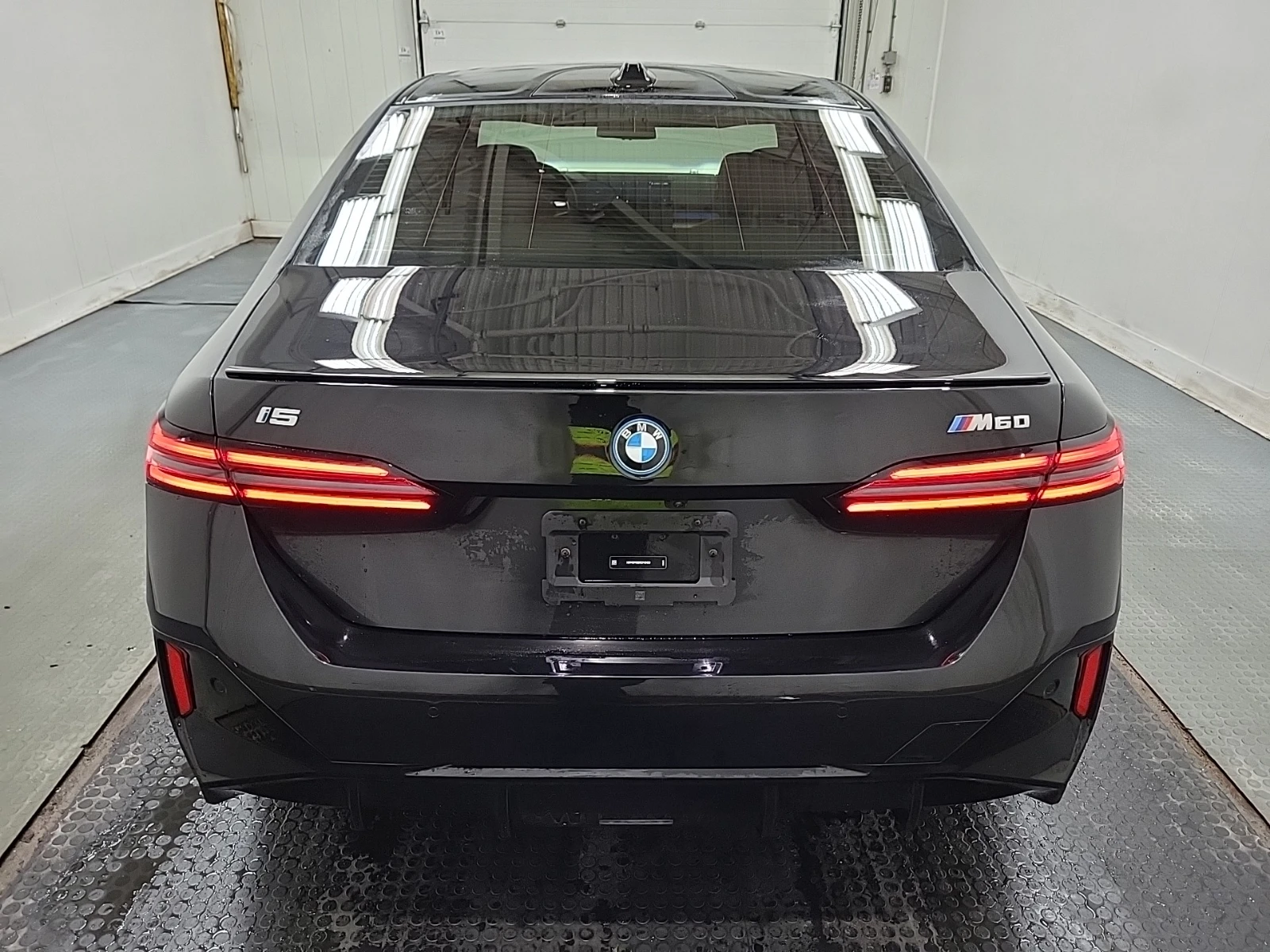 BMW i5 m60| CARFAX| PANORAMA| Червен салон| Два ключа  - изображение 5